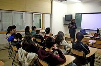 La concelleira Carmen Fouces en una visita a las aulas, en las que se habl� de conductas adictivas.
