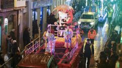 Una de las carrozas de la cabalgata de Ferrol del lunes, junto a personal de la organizaci�n y seguridad.