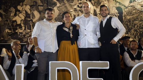 Miembros de los diferentes grupos participantes en el desfile de carros pasaron por el palco durante la entrega de los premios