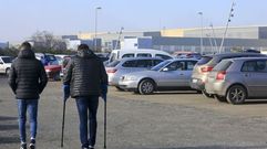Veh�culos estacionados en el aparcamiento municipal en el exterior del HULA