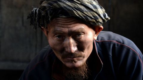 Un trabajador afgano en una tienda de carbn en Kabul.