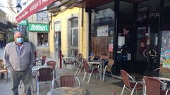 Un cliente aguardaba a primera hora de la ma�ana a que la cafeteria abriese sus puertas