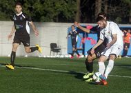 El delantero Rivera, con la pelota, fue el autor del segundo gol de los locales en Vista Alegre. 