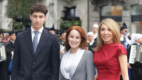 Gloria Lomana (c) a su llegada al Teatro Campoamor para asistir a la ceremonia de entrega de los 'Premios Princesa de Asturias 2025'