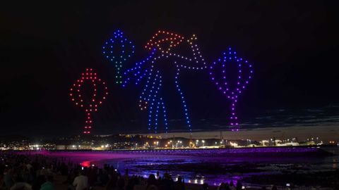 Un momento del espect�culo de drones en Gij�n
