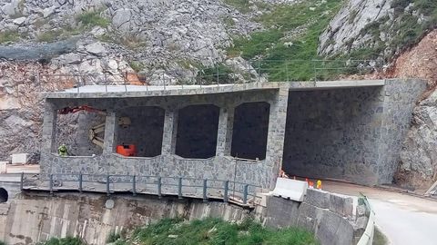 Trabajos de aglomerado para la construcci�n de viseras antialudes en la carretera entre Cabrales y Poncebos