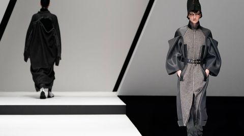 Una modelo presenta una creaci�n de la colecci�n oto�o-invierno 2018 de la dise�adora Hiroko Koshino