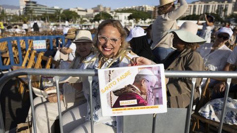 Numerosas personas acuden desde temprano al puerto de Santa Cruz de Tenerife, donde este viernes el papa Le�n XIV oficia una misa multitudinaria en su �ltimo d�a de viaje.