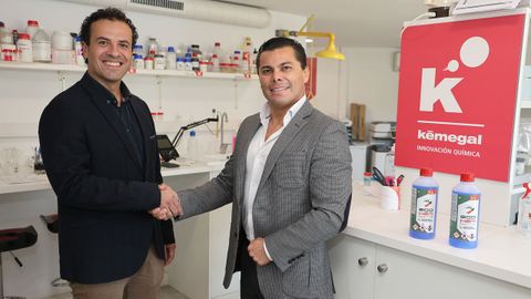 Miguel Ángel García, socio y director de Kemegal, estrechando la mano de Paris Isaac Carbajal propietario del grupo mexicano Kanaletto.