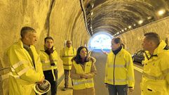 La subdelegada, en el centro, durante su visita al t�nel de la N-120