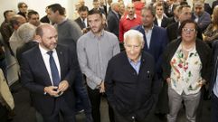 Rafael Louz�n, Lucas Perez, Arsenio Iglesias, Tino Fern�ndez y Pili Neira, durante el acto