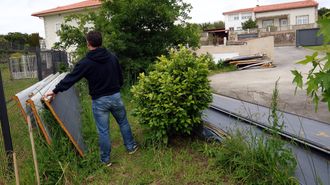 En la finca de Irene y Ra�l todav�a est�n esparcidos los restos del panel s�ndwich que salieron volando en enero