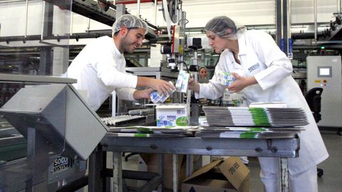Imagen de archivo de trabajadores en la planta de leche condensada de Nestlé en Pontecesures.