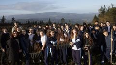 Salida de reforestaci�n en Lousame-Noia, plantaci�n de �rboles en Frox�n alumnos del colegio Colegio San Jos� de Cluny