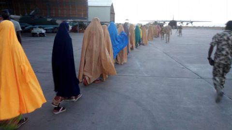Autoridades y militares nigerianos supervisan el traslado de las ni�as liberadas por el grupo yihadista Boko Haram