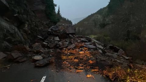 Un gran desprendimiento de rocas mantiene cortada la carretera As-12 (Navia-Alta del Acebo) a la altura del kil�metro 54, en el concejo de Pesoz