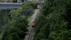 Un veh�culo t�cnico de Renfe revisando la v�a Monforte-Ourense en Os Peares