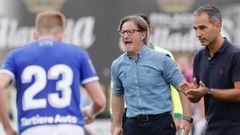 El t�cnico Juan Antonio Anquela da indicaciones al equipo, ayer, en Les Caleyes