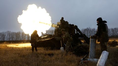 La 43.� Brigada de Artiller�a Pesada ucraniana,  durante un  bombardeo en la l�nea del frente en Bajmut.