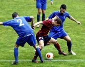 Benja intenta deshacerse de la presi�n de dos rivales en un lance del partido de ayer.