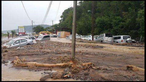 Contin�an las labores de rescate de desaparecidos en Roseau (Republica Dominicana)