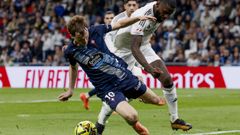 Swedberg y Rudiger pugnando por un bal�n en el partido de la primera vuelta