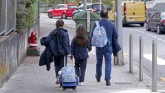 Dos alumnas de Pontevedra yendo al colegio, en una imagen de archivo
