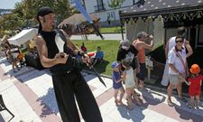 Varios espect�culos callejeros garantizar�n la animaci�n en la zona portuaria de la villa. 