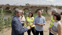 El ex comisionado para la reconstruccin de la dana, Jos Mara ngel, a la izquierda; el alcalde de Ribarroja, Rober Raga, en el centro; y la ministra de Ciencia, Diana Morant, a la derecha, el pasado julio.