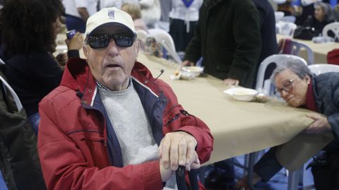Maximino Garrote, equipado con una gorra corporativa de Narn.