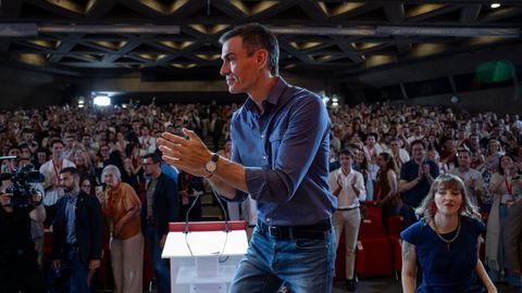 Pedro S�nchez sube al escenario seguido de Ar�nzazu Figueroa, la nueva l�der de las Juventudes Socialistas, en un acto celebrado este domingo en Madrid.