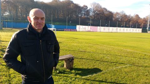 Viktor Onopko viendo el entrenamiento de esta maana en El Requexn