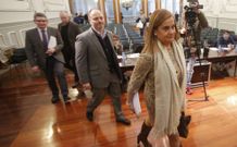 La presidenta, Carmela Silva, ayer a su llegada al pleno. 