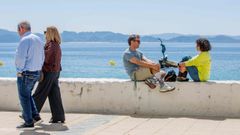 Varias personas en el paseo de O Silgar este fin de semana