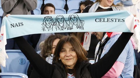Unha afeccionada do Celta, cunha bufanda de �Nais Celestes�, en Bala�dos.