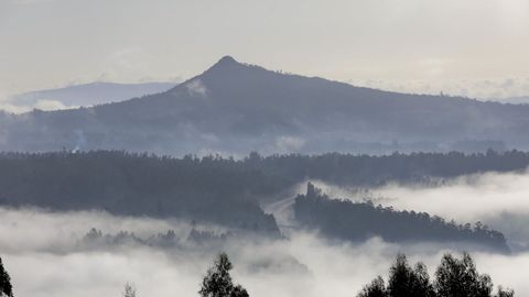 El Pico Sacro, en Boqueix�n, durante un d�a de niebla.