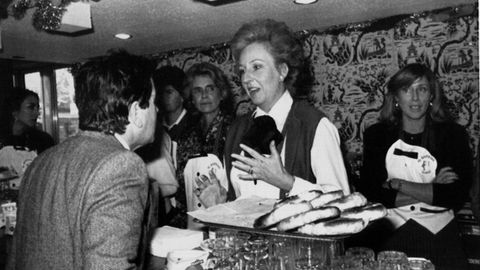 La duquesa de Badajoz en la inauguracin de un rastrillo benfico en 1986