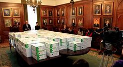 Rafael Louz�n, presidente de la Diputaci�n, ante las 12.900 solicitudes presentadas por becarios.