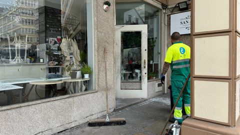 Operarios municipales limpiando los restos de cristales este martes por la mañana