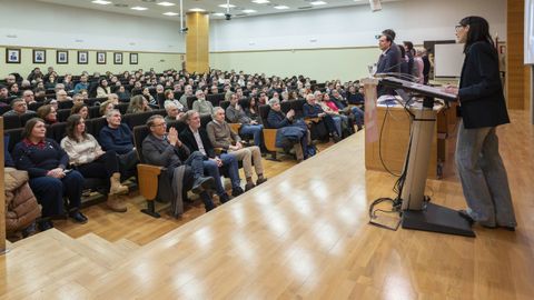 Rosa Crujeiras. La catedr�tica de Matem�ticas escogi� su facultad para su primer acto. Cont� con dos exrectores en primera fila: Sen�n Barro y Juan Via�o. Tambi�n estuvo el decano de Medicina, Jos� Carreira