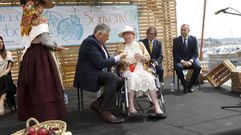 El alcalde de Sanxenxo, Telmo Mart�n, entreg� la Cebola de Ouro a Sandra Pati�o el 4 de septiembre