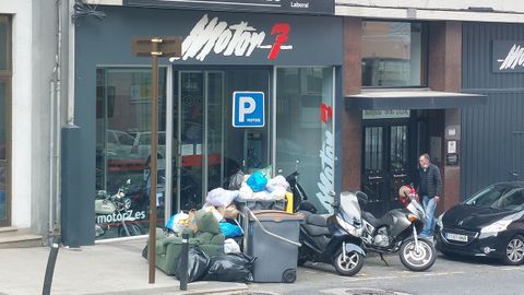 Basura sin recoger en el barrio de A Gaiteira de A Coru�a
