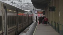 Pasajeros del tren diurno Galicia-Barcelona en la estaci�n de Monforte, en una fotograf�a hecha hace unos d�as