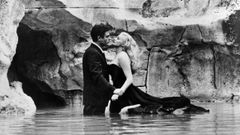 Los actores Marcello Mastroianni (el periodista romano Marcello Rubini) y Anita Ekberg (la diva del cine Sylvia), en la mtica escena del filme La dolce vita (1960) en que ella se da un bao en la Fontana de Trevi. 