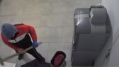 Un encapuchado revienta a martillazos la m�quina de cambio de una lavander�a de Boiro