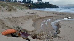 Una canalizaci�n que qued� al descubierta en la playa de Canelas por el arrastre de arena por los temporales de este febrero