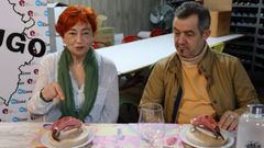 La concejala Maite Ferreiro, degustando una de las tapas del concurso
