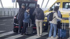 Varios usuarios se suben a un VTC en el aeropuerto de Santiago, en una imagen de la semana pasada.