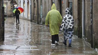 La lluvia, en la foto en Santiago, volver� el fin de semana. 