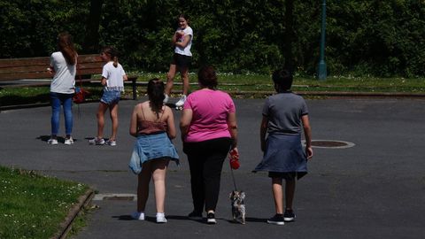 Gente paseando por los jardines de A Coru�a